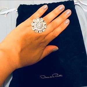 Beautiful classic flower sparkling ring